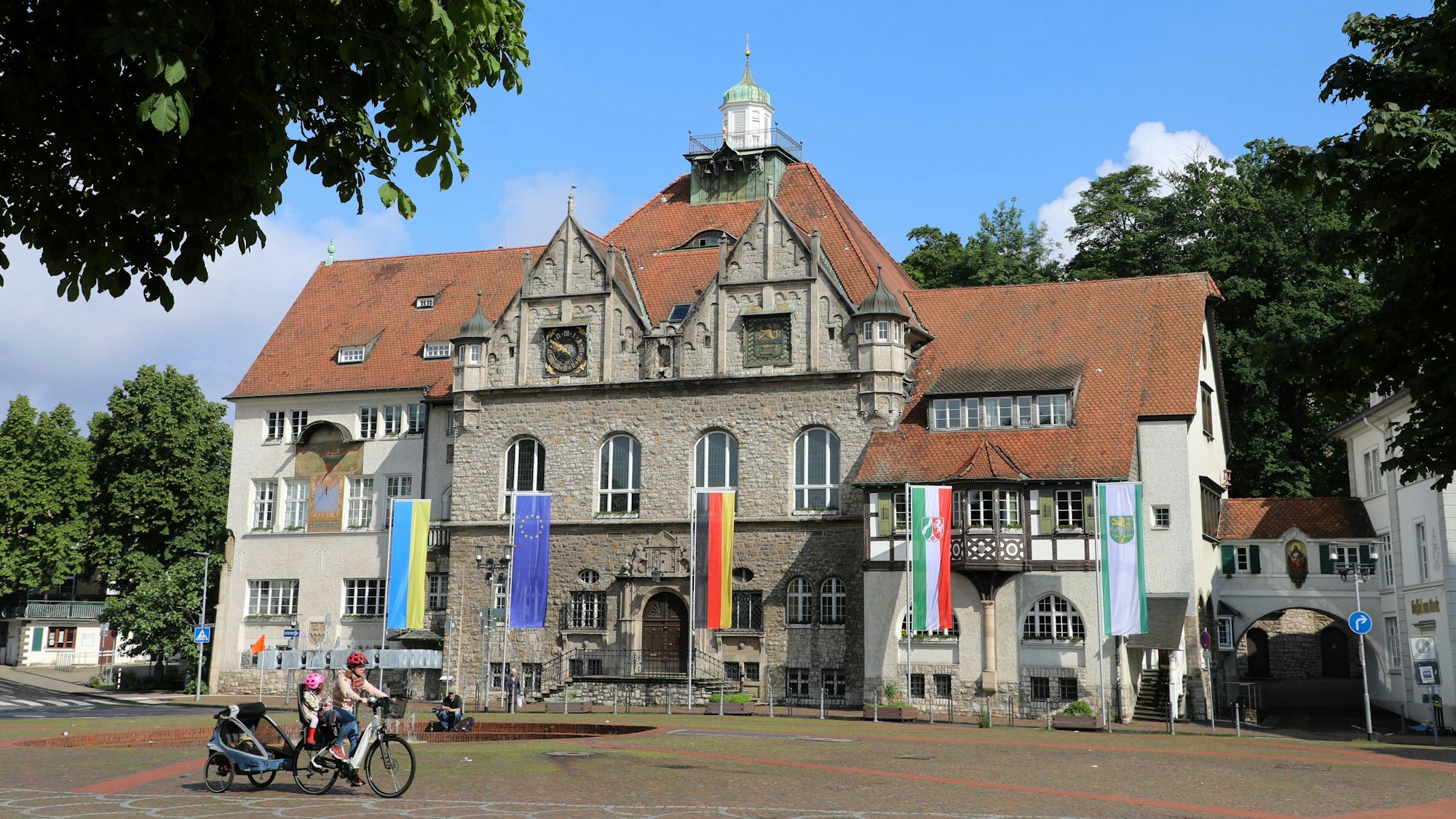 Das Rathaus Stadtmitte der Stadt Bergisch Gladbach im Mai 2024.