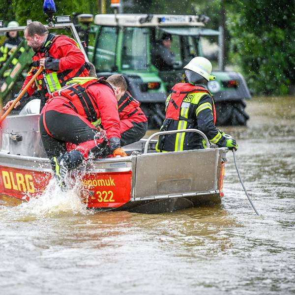 Viele DLRG-Wasserretter sind derzeit in Bayern im Einsatz, unter ihnen auch 14 Kräfte aus Wipperfürth, Gummersbach, Wiehl und Hückeswagen. Unser Foto zeigt den Aufbruch einer DLRG-Gruppe zu einer Rettung auf dem Wasser in Bayern.