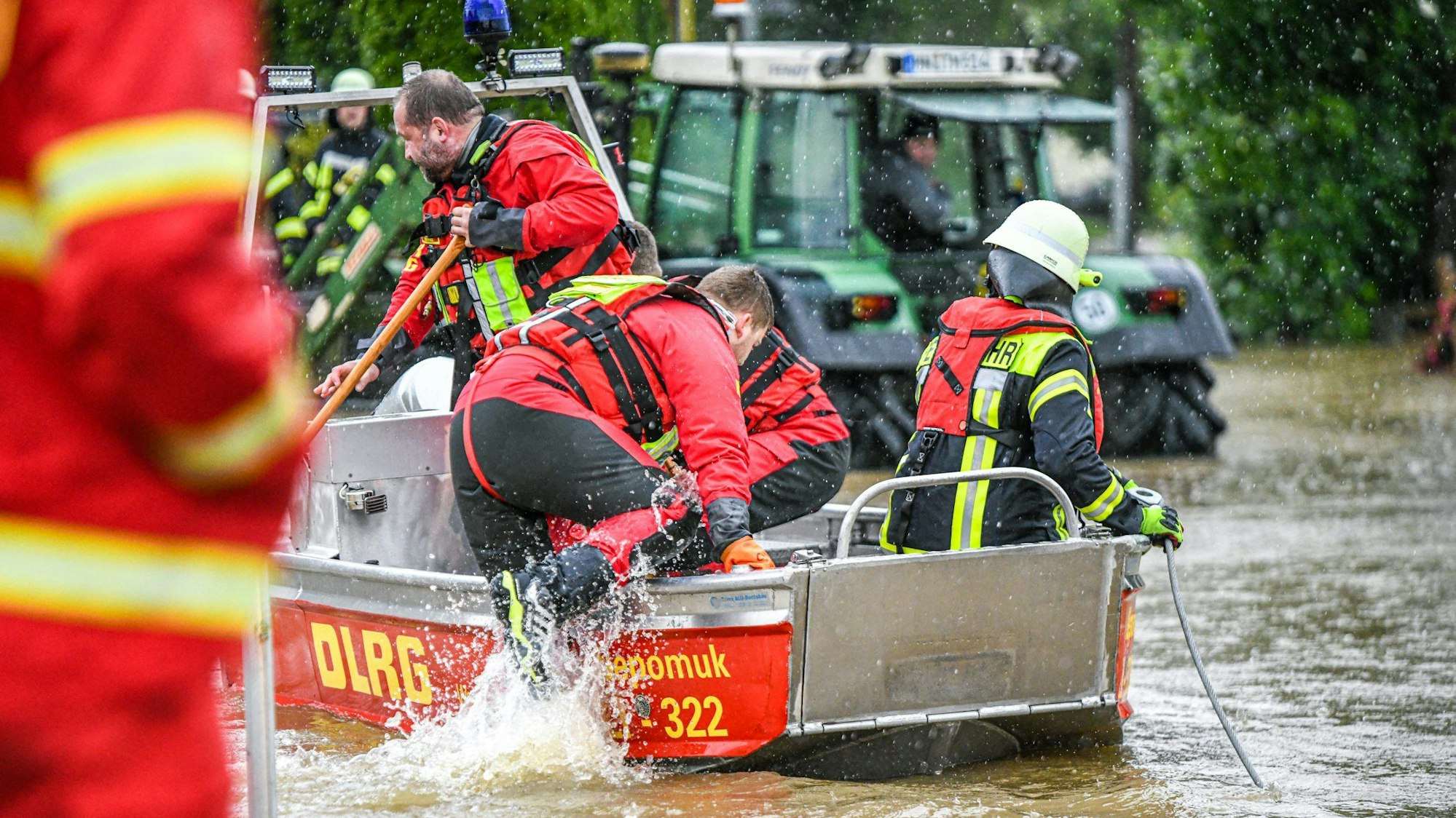 Viele DLRG-Wasserretter sind derzeit in Bayern im Einsatz, unter ihnen auch 14 Kräfte aus Wipperfürth, Gummersbach, Wiehl und Hückeswagen. Unser Foto zeigt den Aufbruch einer DLRG-Gruppe zu einer Rettung auf dem Wasser in Bayern.