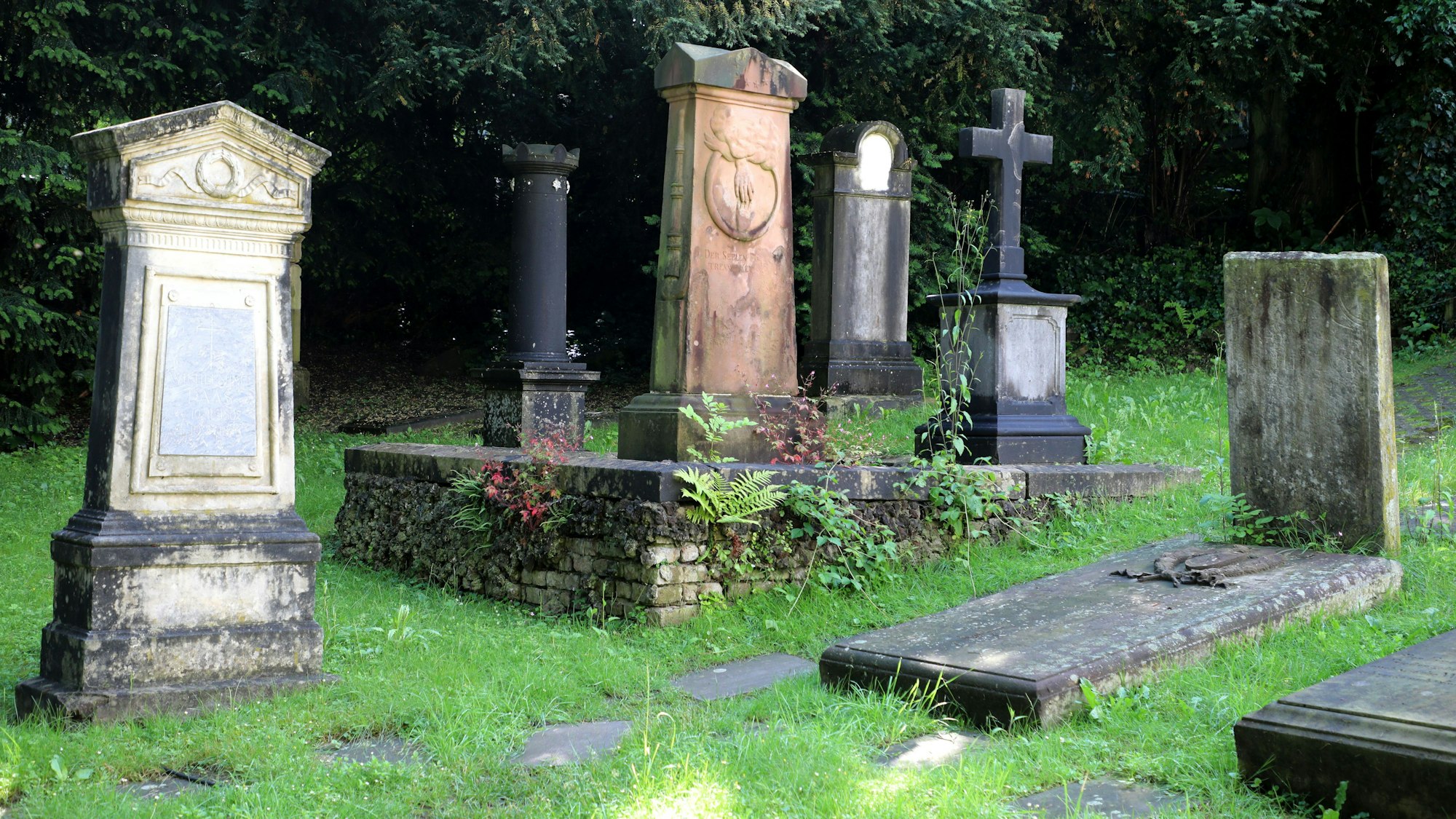 Auf dem historischen Friedhof an der Gnadenkirche stehen Grabsteine.