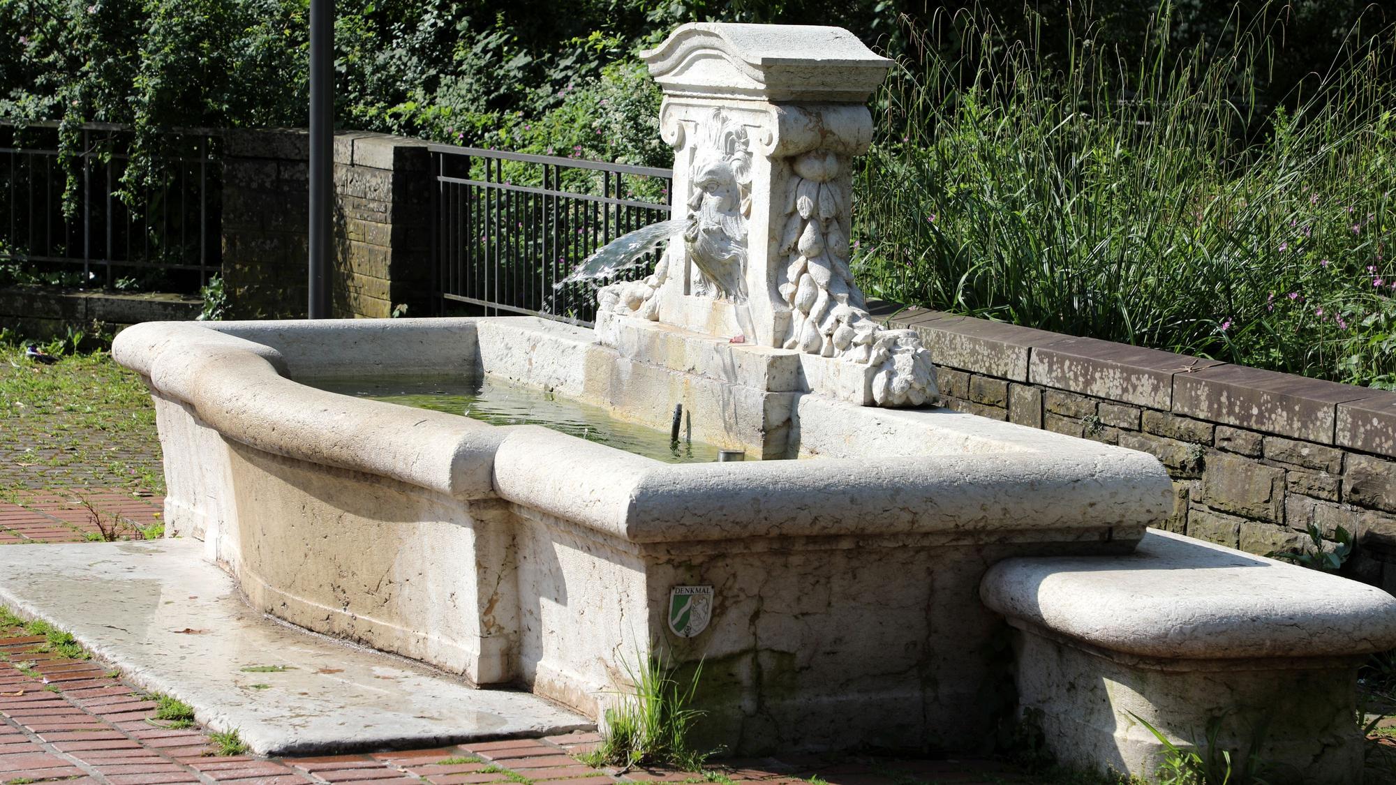 Der Hildebrandsche Marktbrunnen am Park der Villa Zanders.