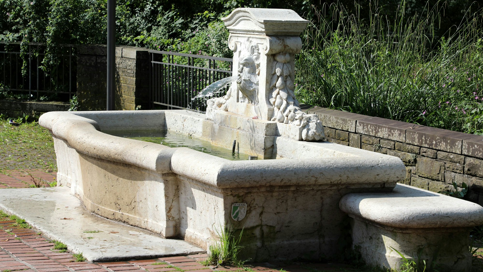 Der Hildebrandsche Marktbrunnen am Park der Villa Zanders.