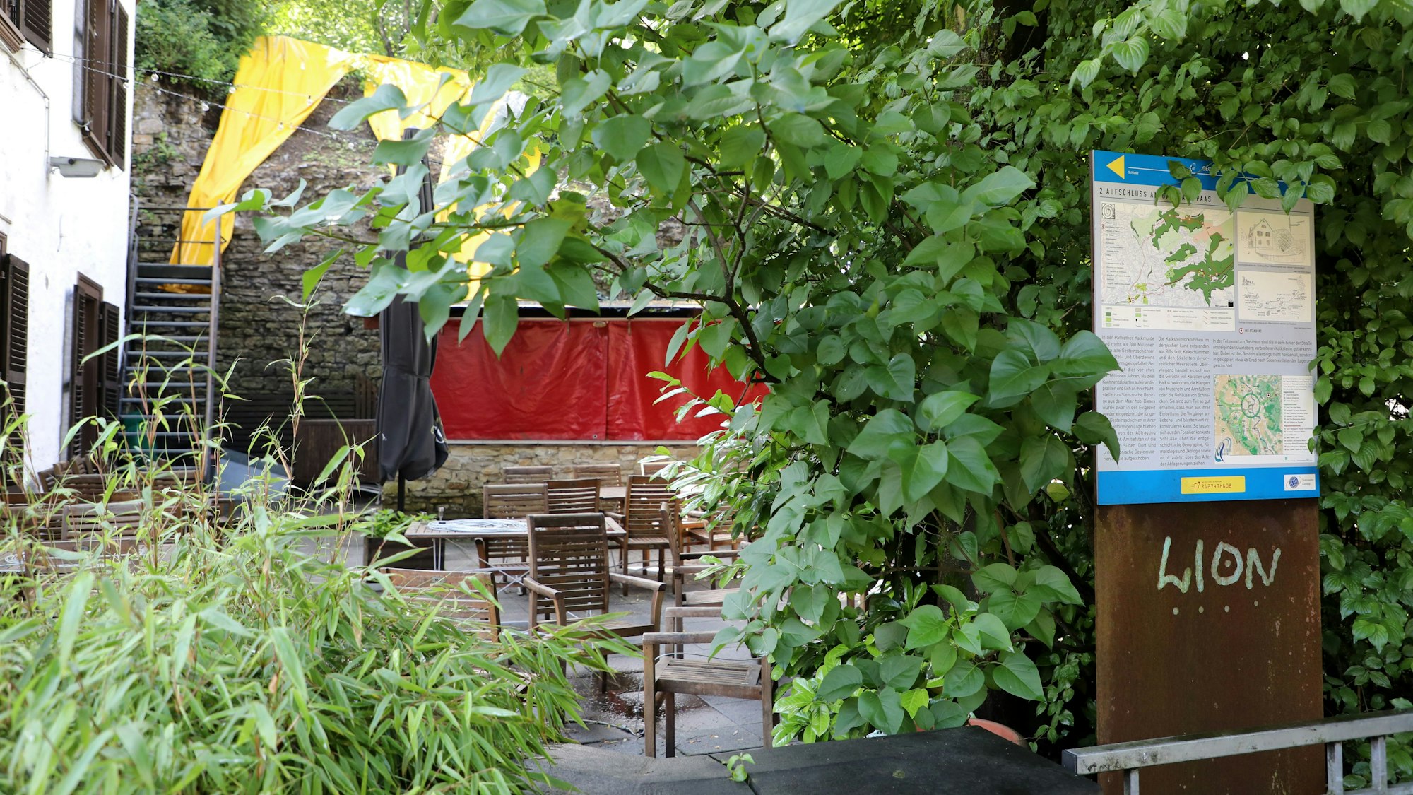 Auf den Felsen hinterm Gasthaus Paas weist auch eine Infotafel hin.