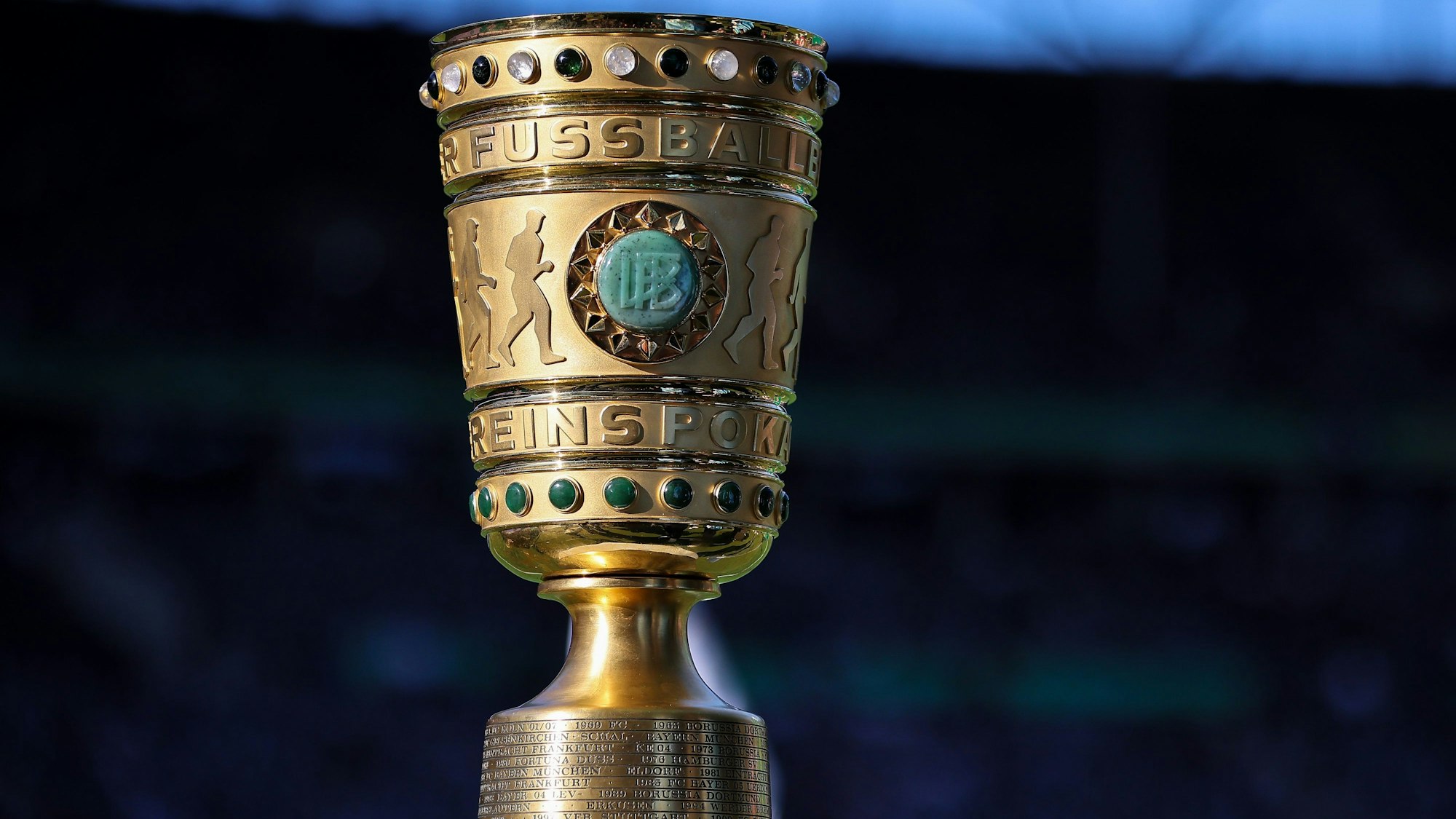 Der DFB-Pokal steht auf einem Sockel.