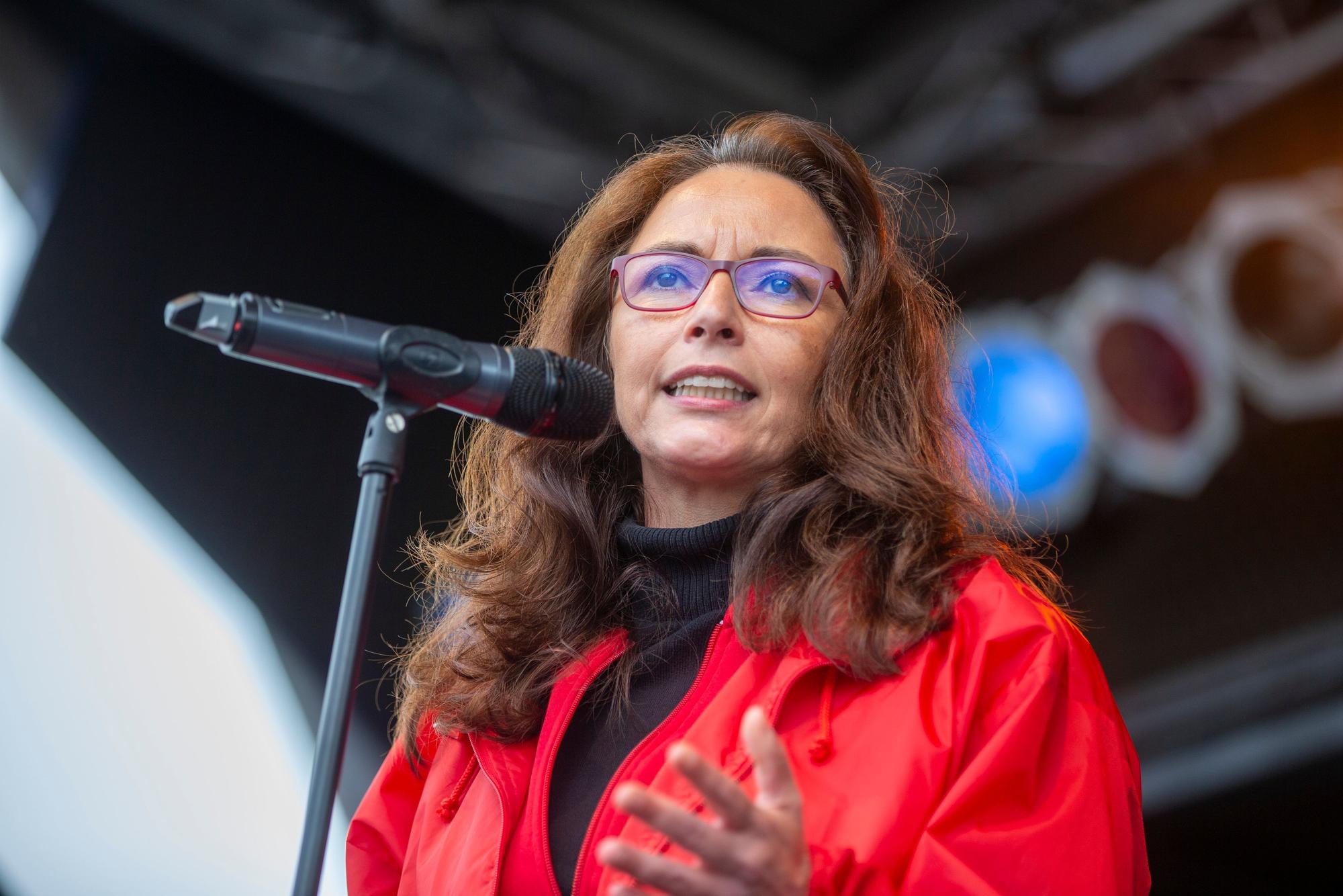 Yasmin Fahimi spricht ins Mikrofon.