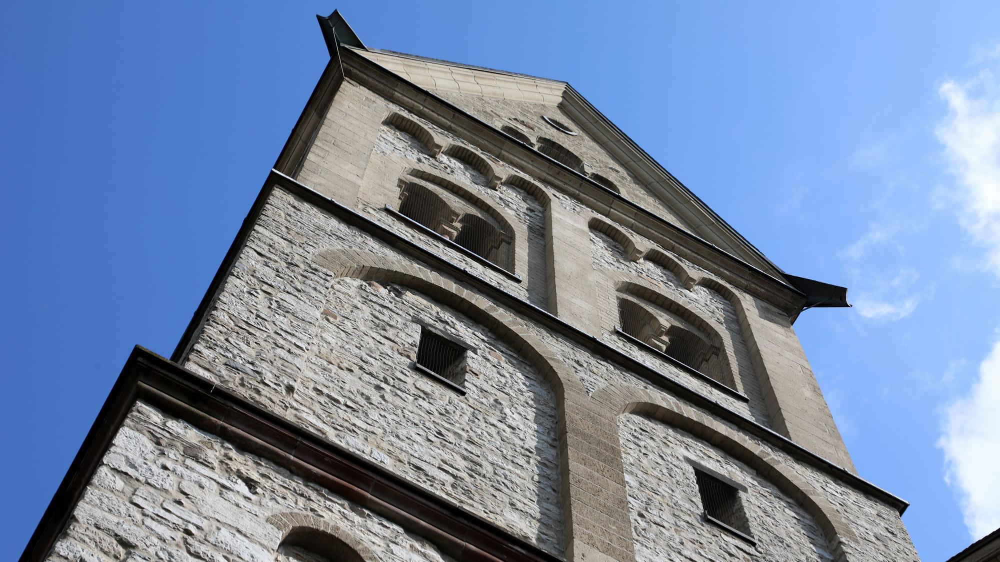 Der Turm der katholischen Kirche St. Laurentius ragt in den Himmel über Bergisch Gladbach.
