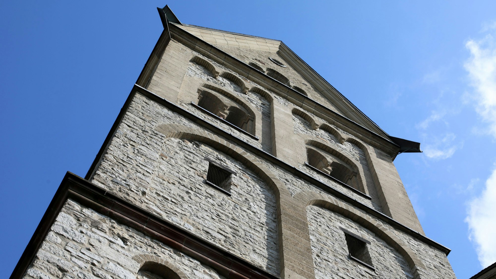 Der Turm der katholischen Kirche St. Laurentius ragt in den Himmel über Bergisch Gladbach.