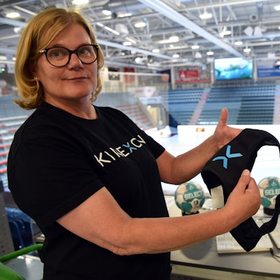 Mervi Klama zeigt das Bustier, das die Spieler unterm Trikot tragen.