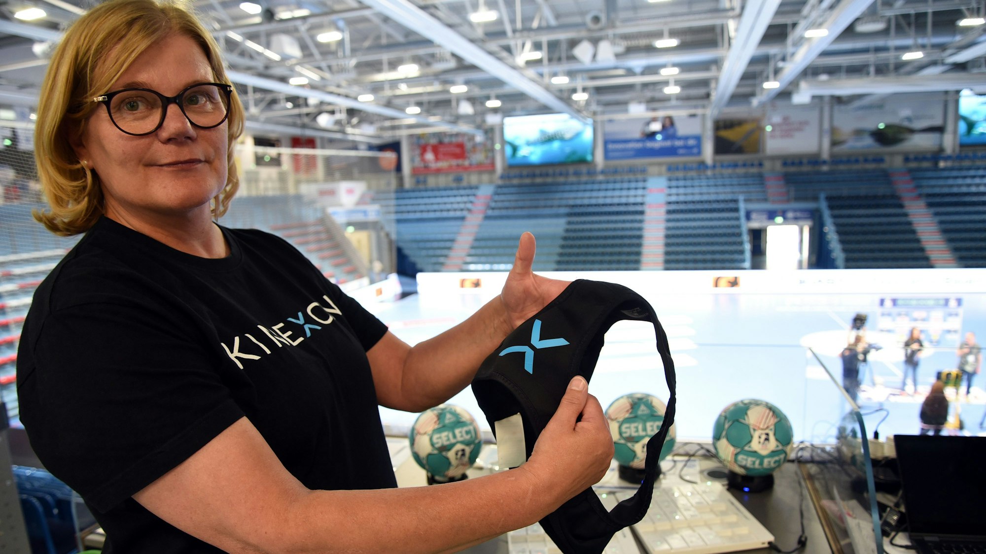 Mervi Klama zeigt das Bustier, das die Spieler unterm Trikot tragen.
