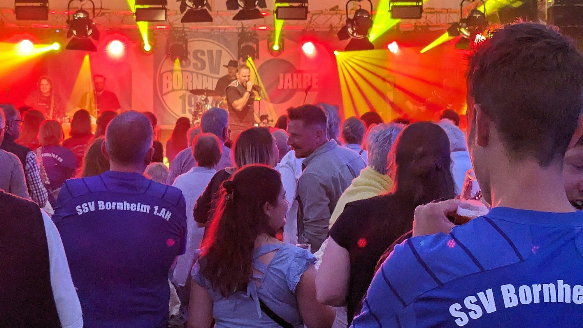 100 Jahre SSV Bornheim: Von dem Auftritt der Höhner war das Publikum begeistert.