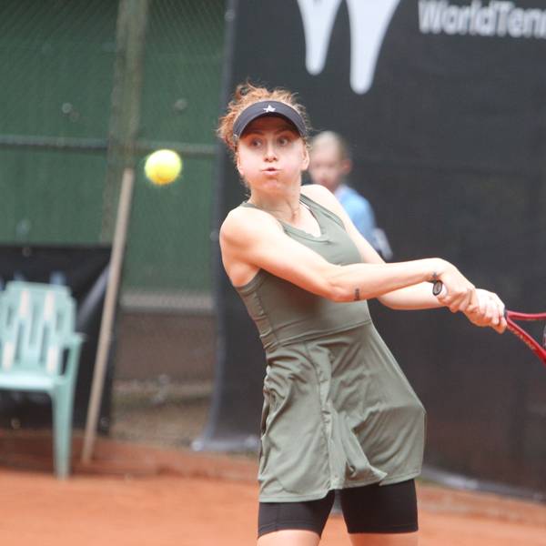 Berfu Cengiz aus der Türkei gewinnt das ITF-Damen-Turnier auf der Anlage von RW Troisdorf.
