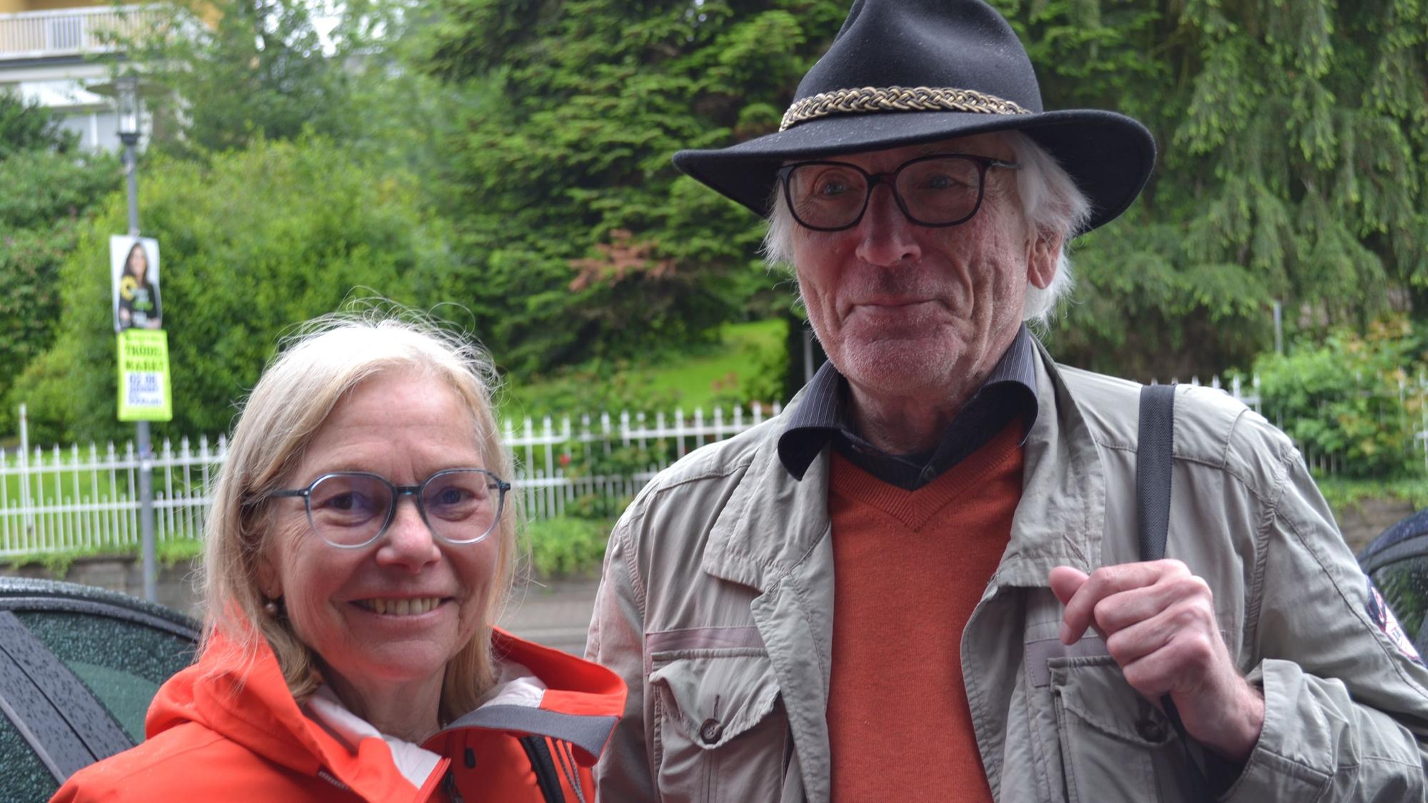 Ein Mann mit Filzhut und eine blonde Frau mit Brille.