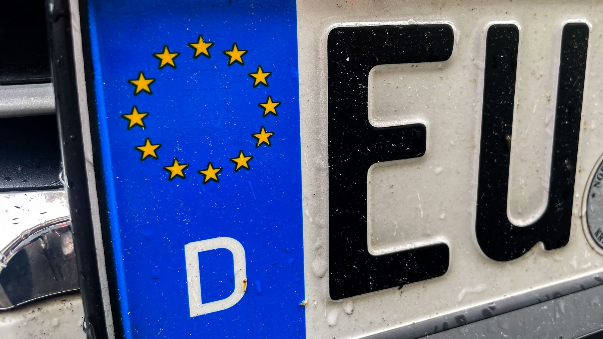 Das Bild zeigt einen Teil eines Kfz-Zeichens mit dem „EU“ für Kreis Euskirchen.