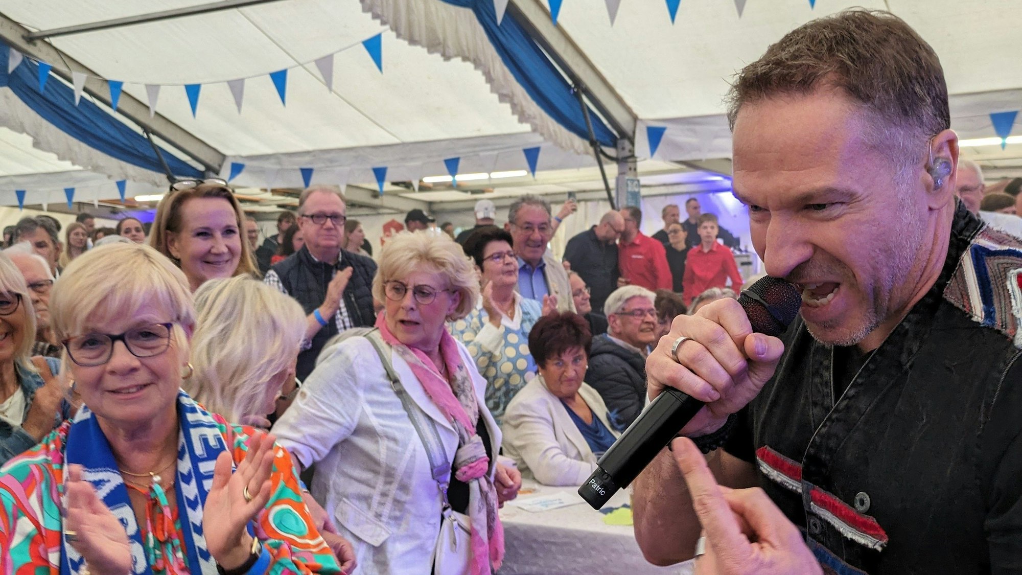 Höhner-Sänger Patrick Lück mischte sich unters feiernde Publikum.