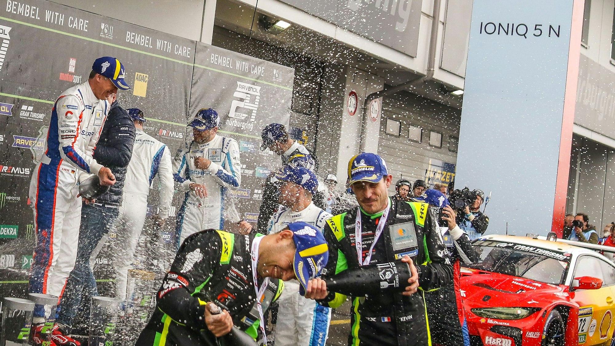 Bei der Siegerehrung des 24-Stunden-Rennens 2024 spritzten die Rennfahrer ordentlich mit Champagner.