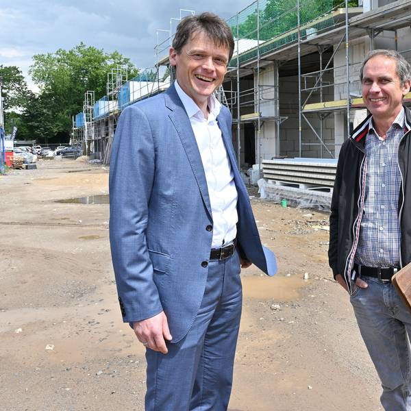 Das Foto zeigt Vorstand Christoph Gubert und Detlef Bergerhoff aus der Immobilienabteilung auf der Baustelle in Kürten-Hungenbach