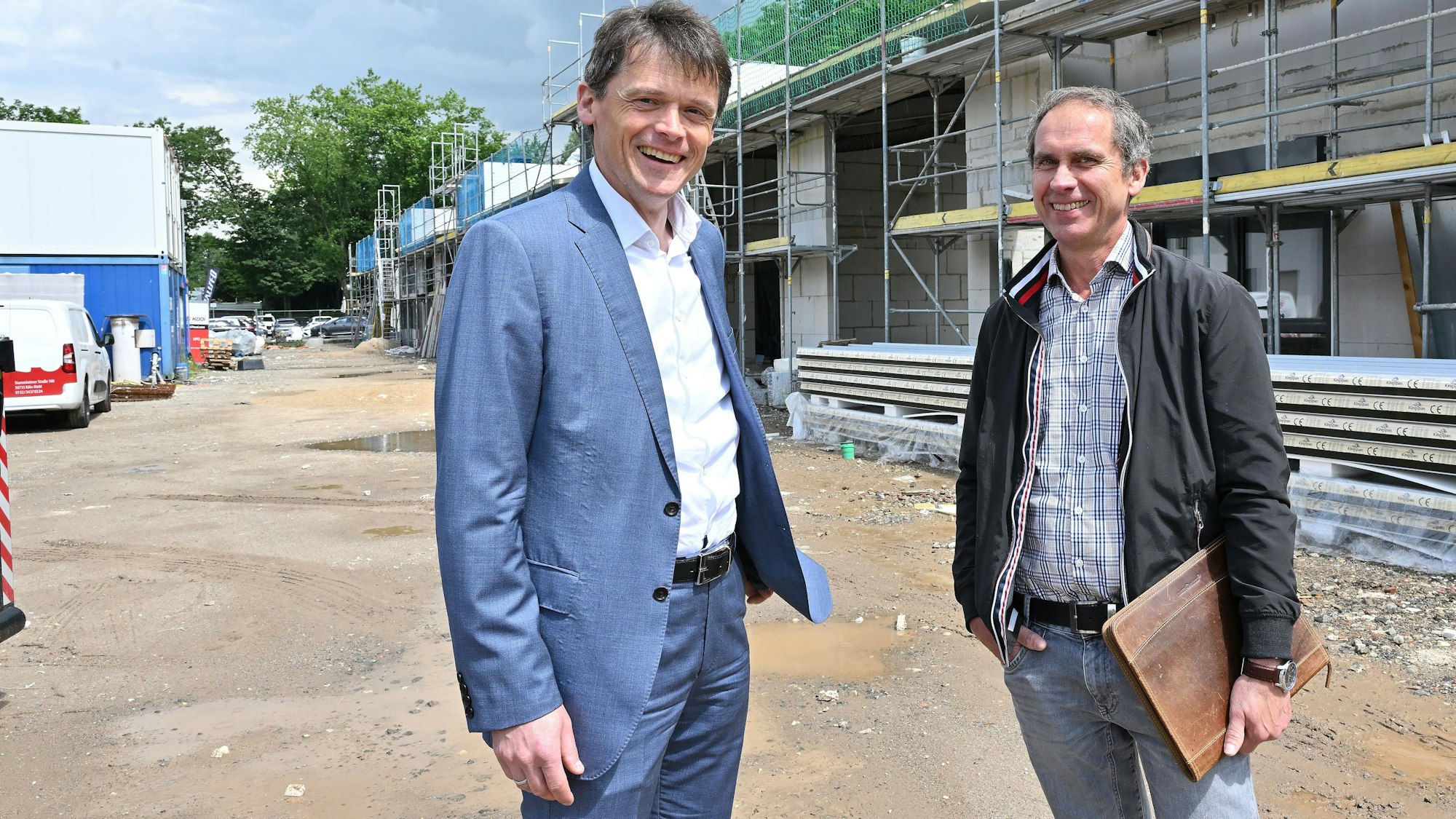 Das Foto zeigt Vorstand Christoph Gubert und Detlef Bergerhoff aus der Immobilienabteilung auf der Baustelle in Kürten-Hungenbach