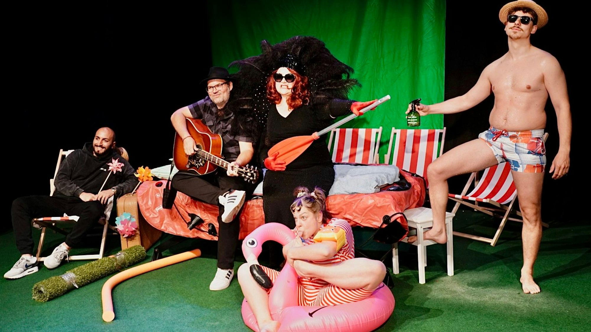Endlich Sommer: Szene aus dem Stück „Knallrotes Gummiboot, das jetzt mit vielen musikalischen Abstechern und Gast Björn Heuser (2.v.l.) im Urania-Theater Premiere feierte.