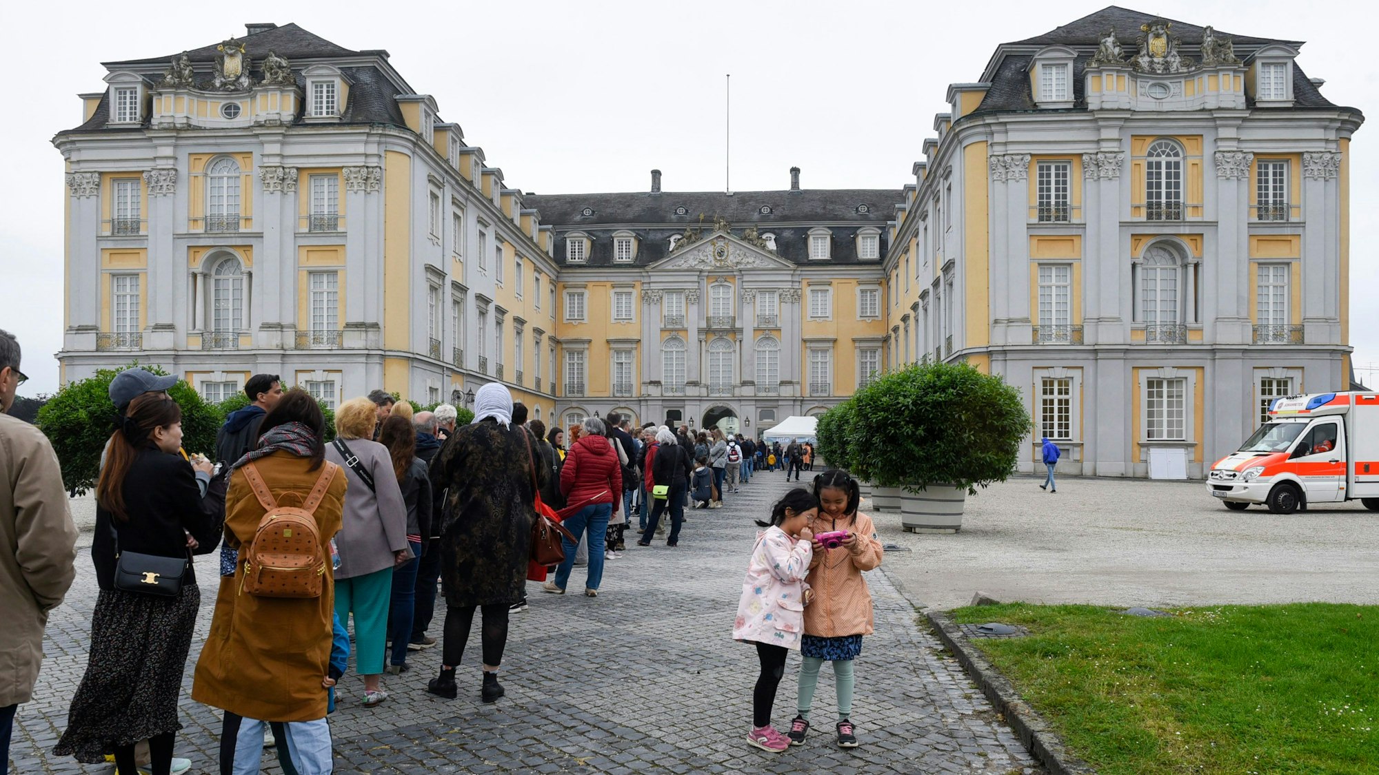 Lange Warteschlangen bildeten sich zum kostenlosen Rundgang durch das Schloss Augustusburg.