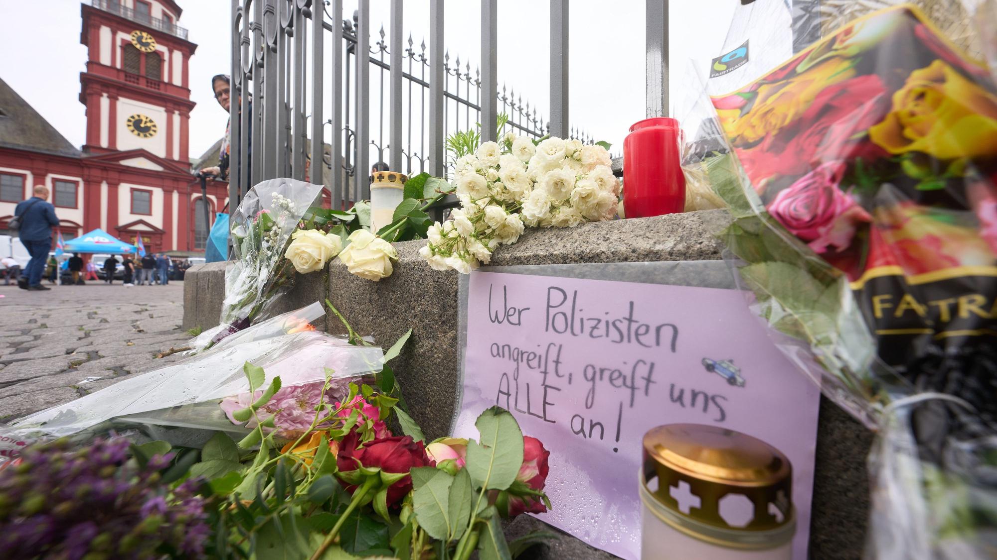 dpatopbilder - 02.06.2024, Baden-Württemberg, Mannheim: Nach der Messerattacke mit mehreren Verletzten in Mannheim erinnern Kerzen und Blumen an die Opfer. Foto: Thomas Frey/dpa +++ dpa-Bildfunk +++
