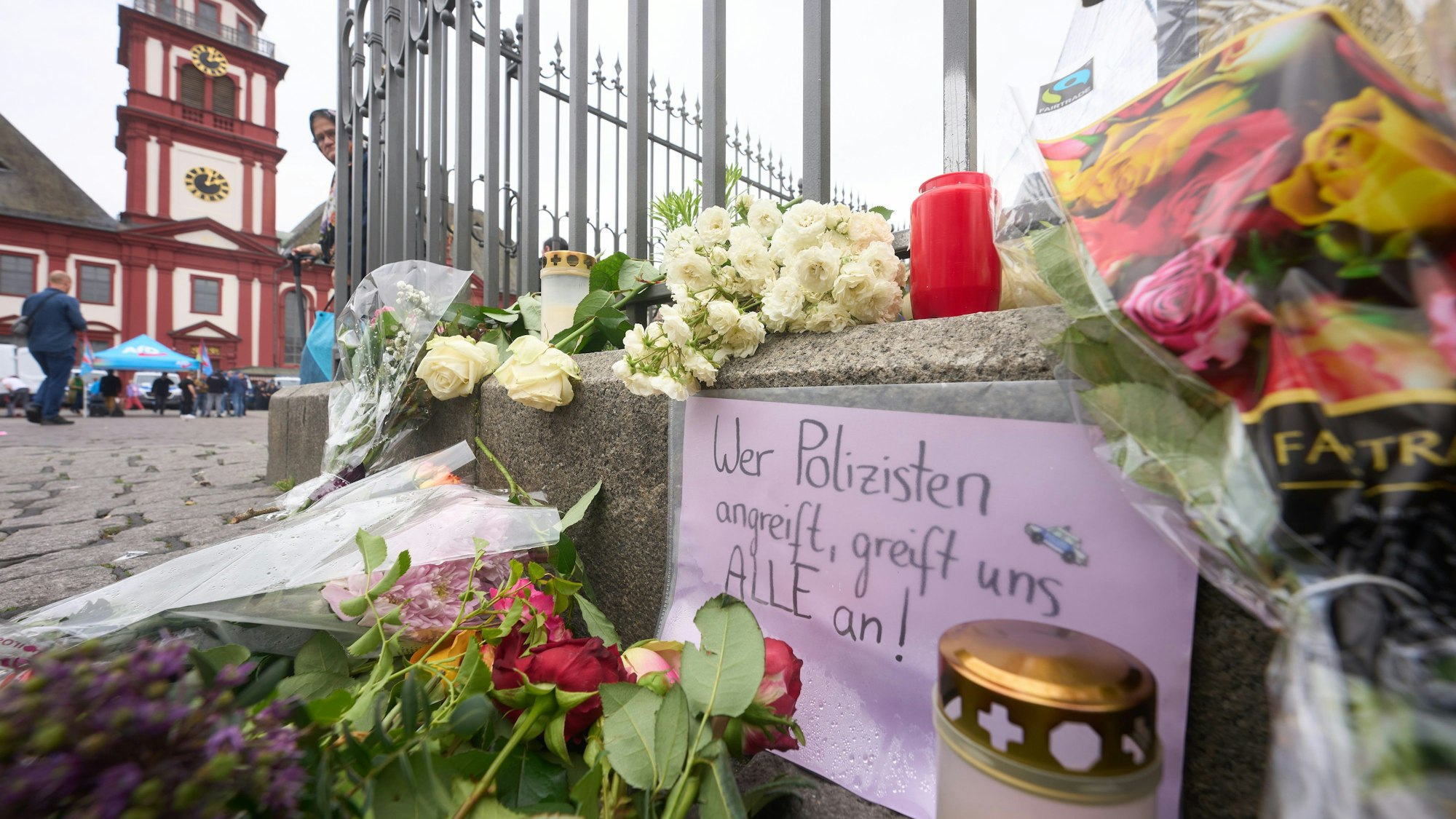 dpatopbilder - 02.06.2024, Baden-Württemberg, Mannheim: Nach der Messerattacke mit mehreren Verletzten in Mannheim erinnern Kerzen und Blumen an die Opfer. Foto: Thomas Frey/dpa +++ dpa-Bildfunk +++