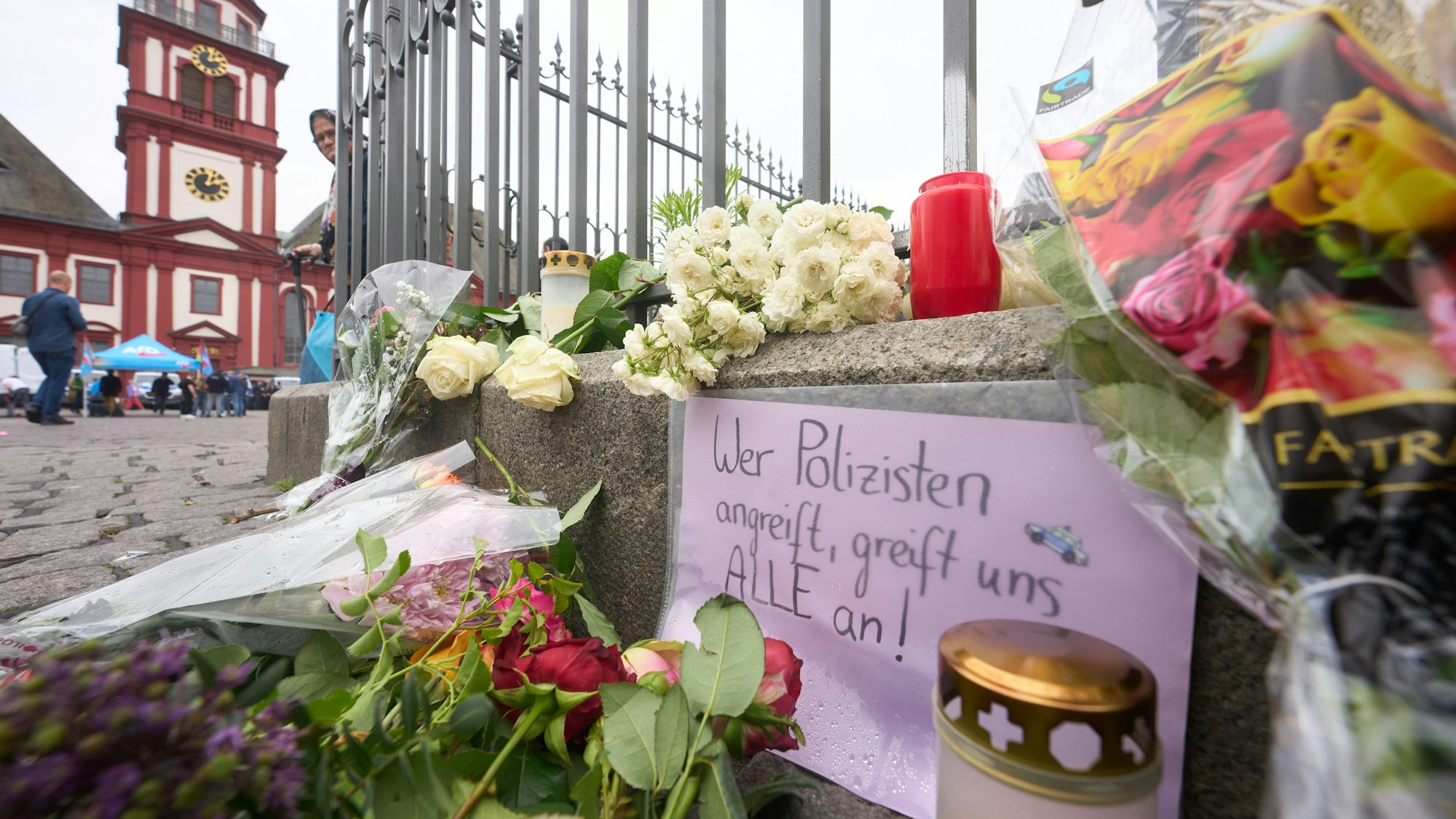 dpatopbilder - 02.06.2024, Baden-Württemberg, Mannheim: Nach der Messerattacke mit mehreren Verletzten in Mannheim erinnern Kerzen und Blumen an die Opfer. Foto: Thomas Frey/dpa +++ dpa-Bildfunk +++