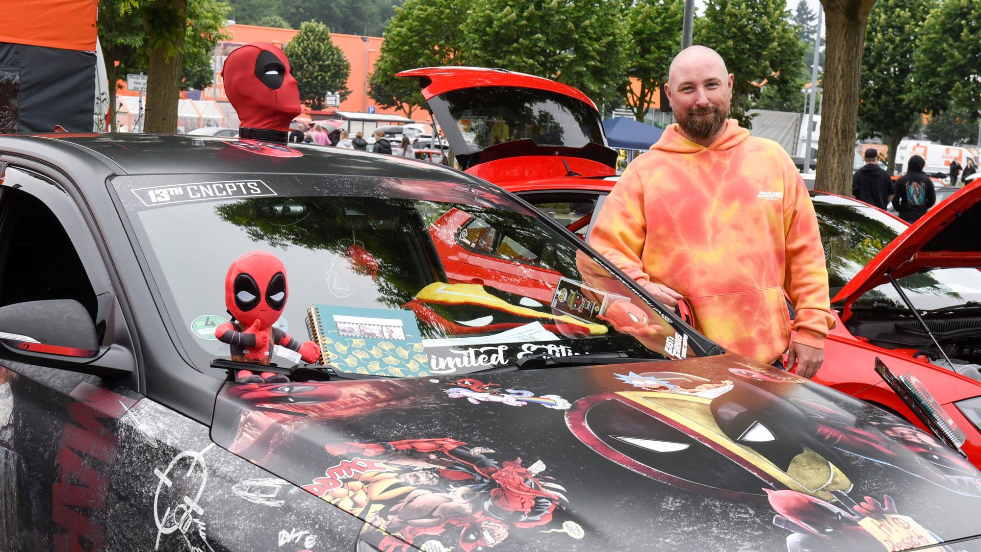 Ein Auto mit Bildern des Comichelden Deadpool.