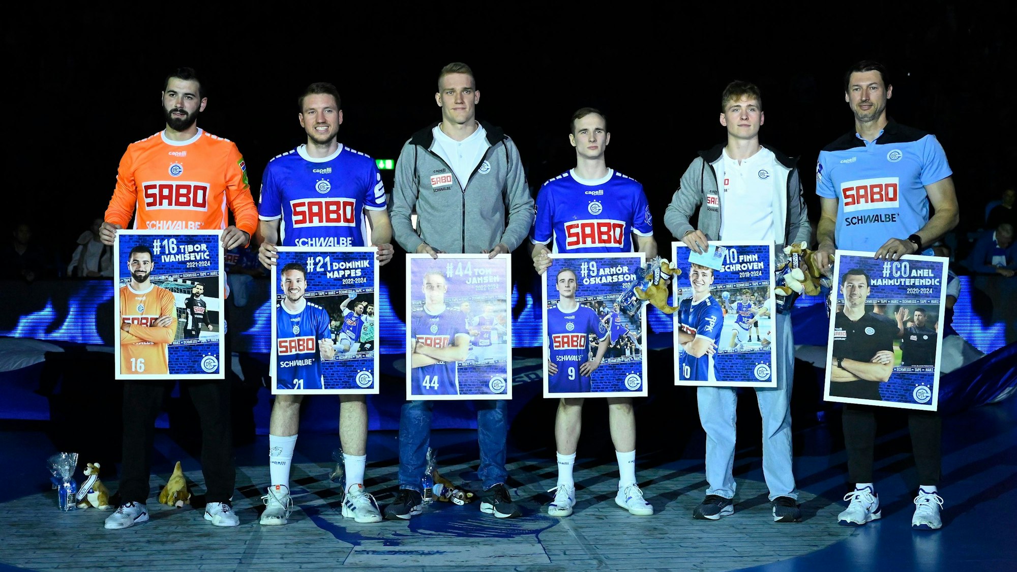 Wurden nach dem letzten Saisonspiel verabschiedet: Gruppenfoto (v. l.) Tibor Ivanisevic, Dominik Mappes, Tom Jansen, Arnor Oskarsson, Finn Schroven und Anel Mahmutefendic.