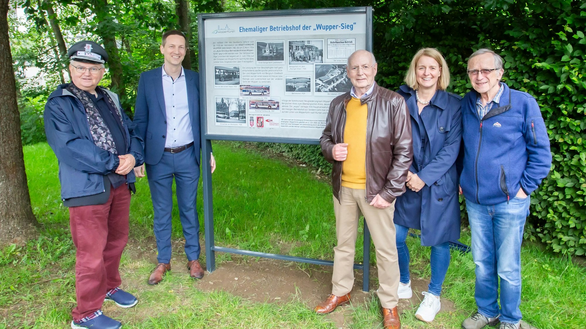 An der Infotafel am Gaulbach stehen Bernhard Geuß, Frank Nettesheim, Josef Schnepper, Bürgermeisterin Anne Loth und Erich Kahl (v.l.).