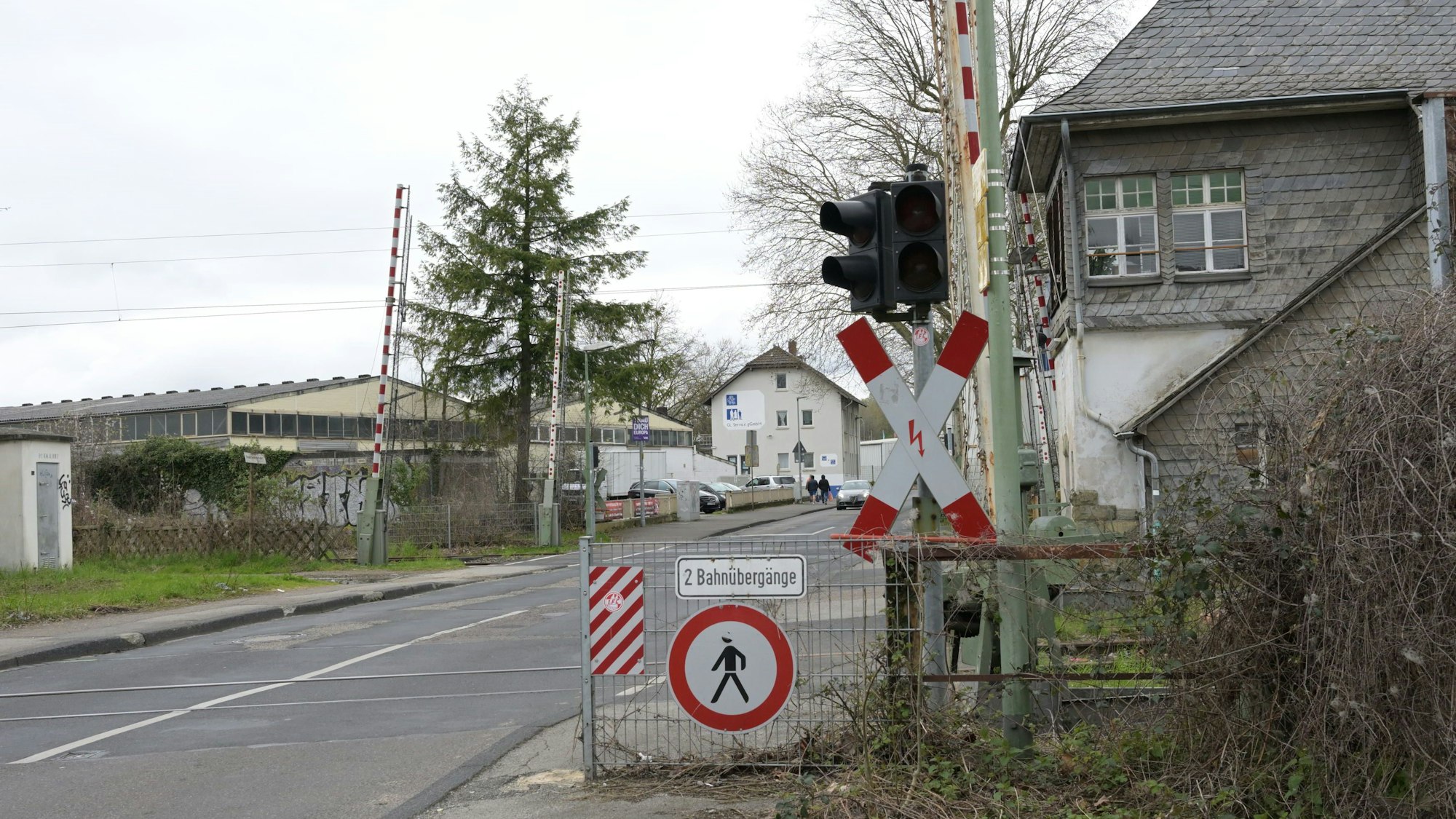 Das Foto zeigt den Bahnübergang Tannenbergstraße in Bergisch Gladbach