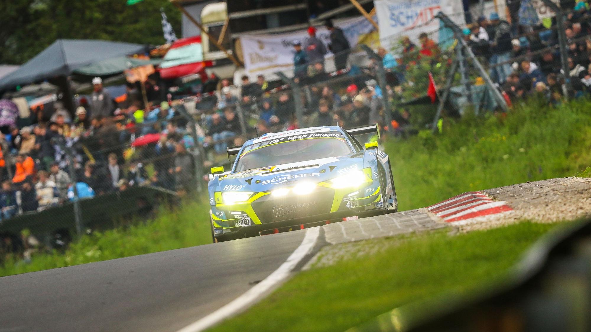 Das Bild zeigt Frank Stippler in seinem Audi während des Rennens.