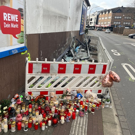 Die Anteilnahme und Betroffenheit nach dem Unfalltod eines 14 Jahre alten Jugendlichen in Niederkassel ist groß.