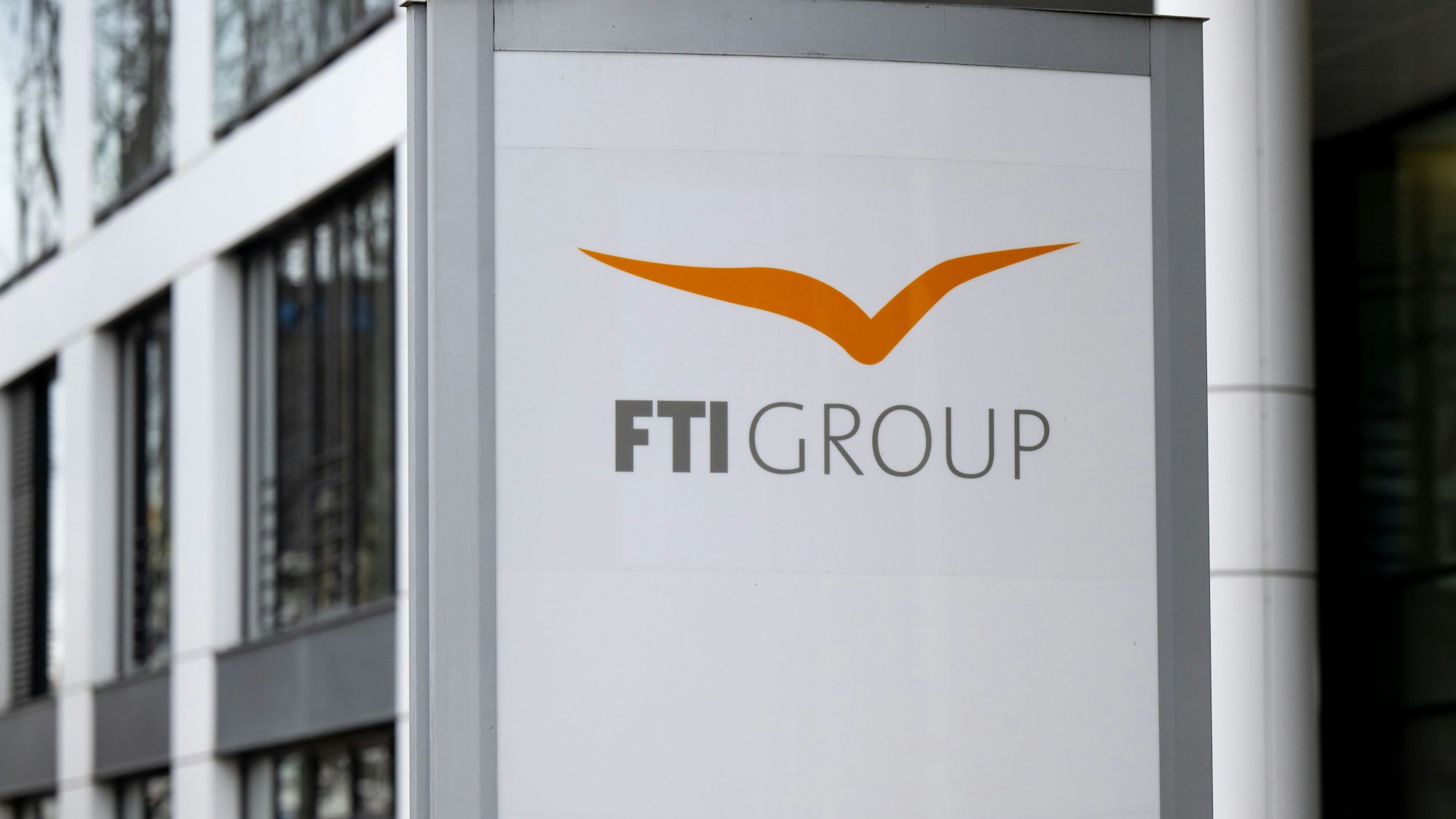 Das Logo des Reiseveranstalter FTI (FTI Group) steht vor dem Firmensitz.