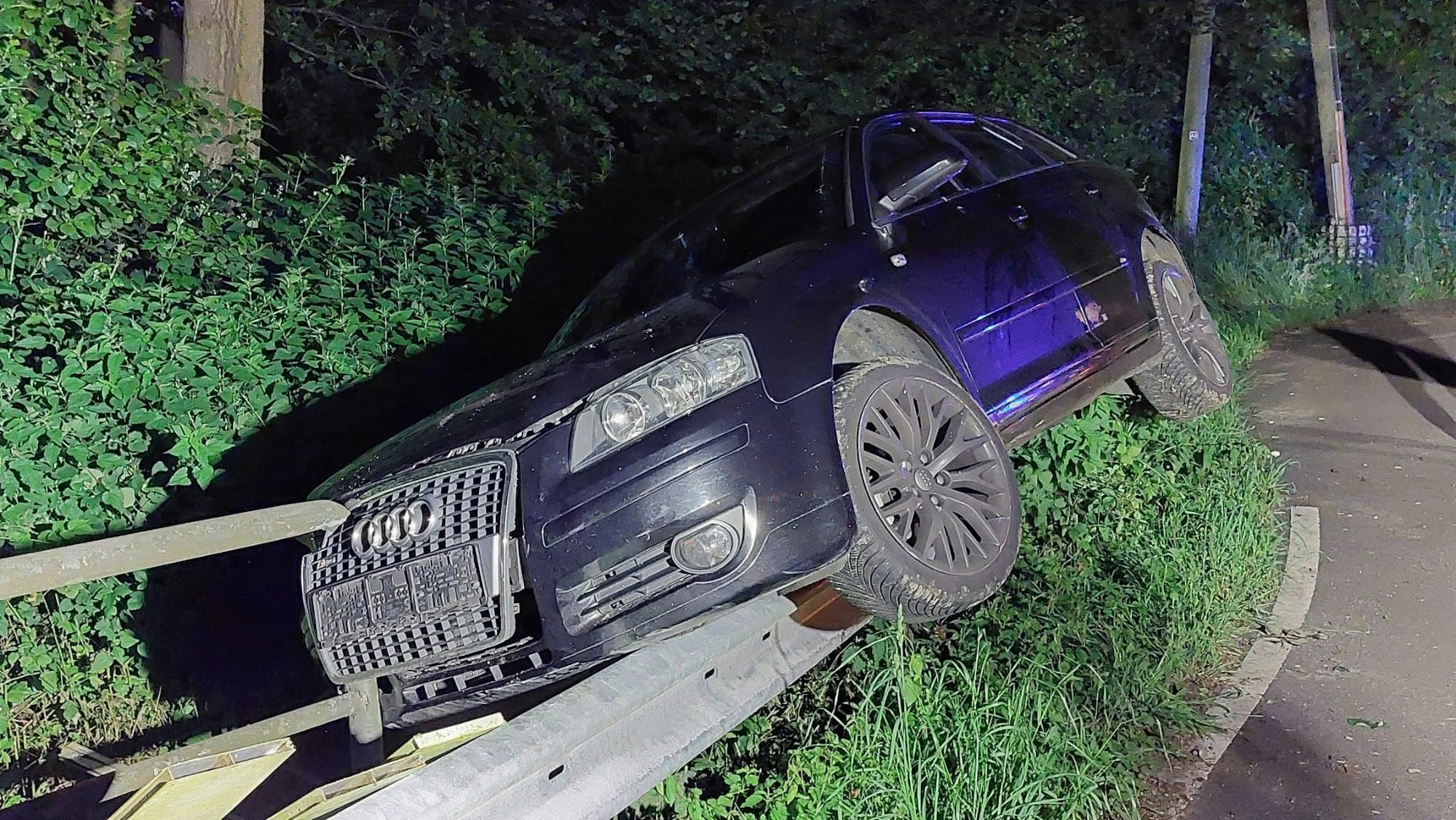 Ein Auto steht auf einer Leitplanke.