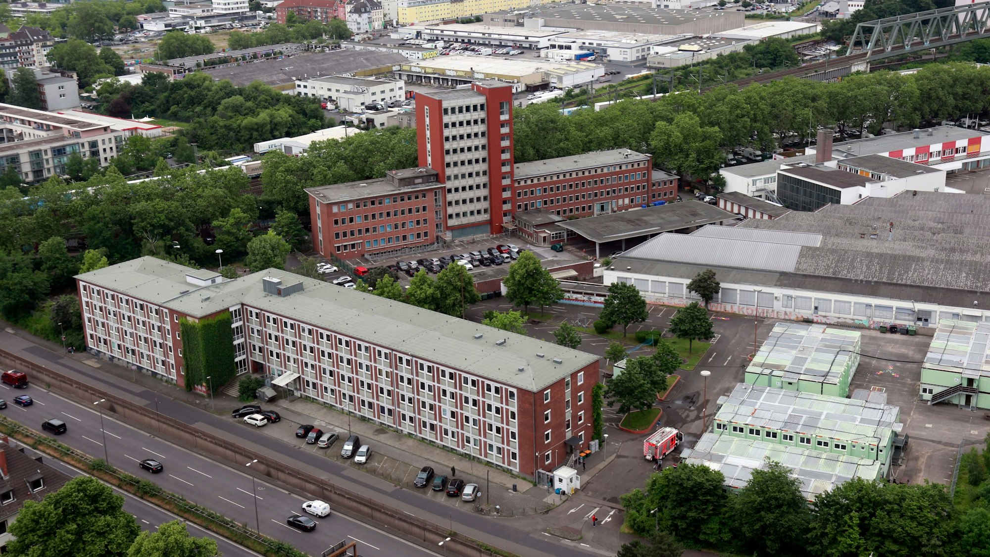 03.06.2024, Köln: Die Flüchtlingsunterkunft in der Neuehrenfelder Herkulesstraße ist nach einem Brand derzeit nicht mehr bewohnbar. Foto: Arton Krasniqi