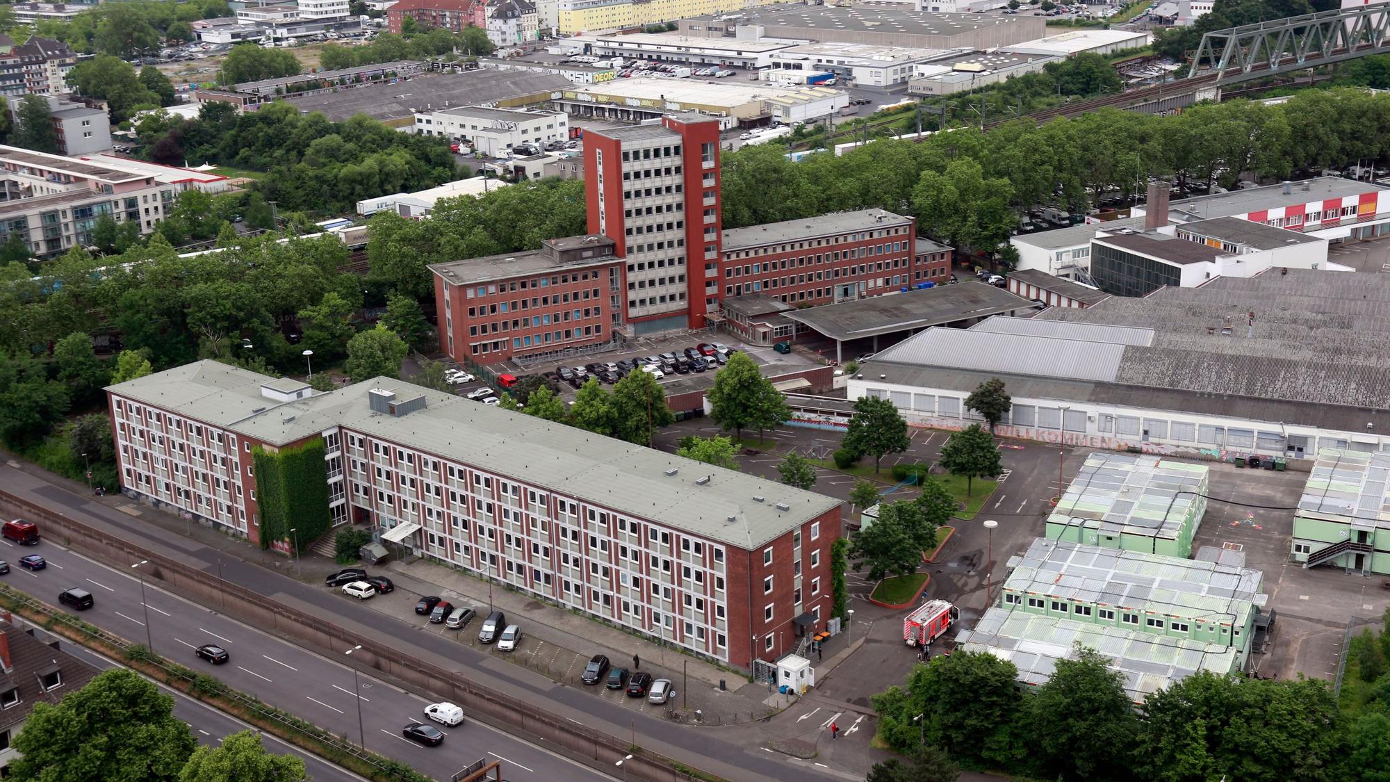 03.06.2024, Köln: Die Flüchtlingsunterkunft in der Neuehrenfelder Herkulesstraße ist nach einem Brand derzeit nicht mehr bewohnbar. Foto: Arton Krasniqi