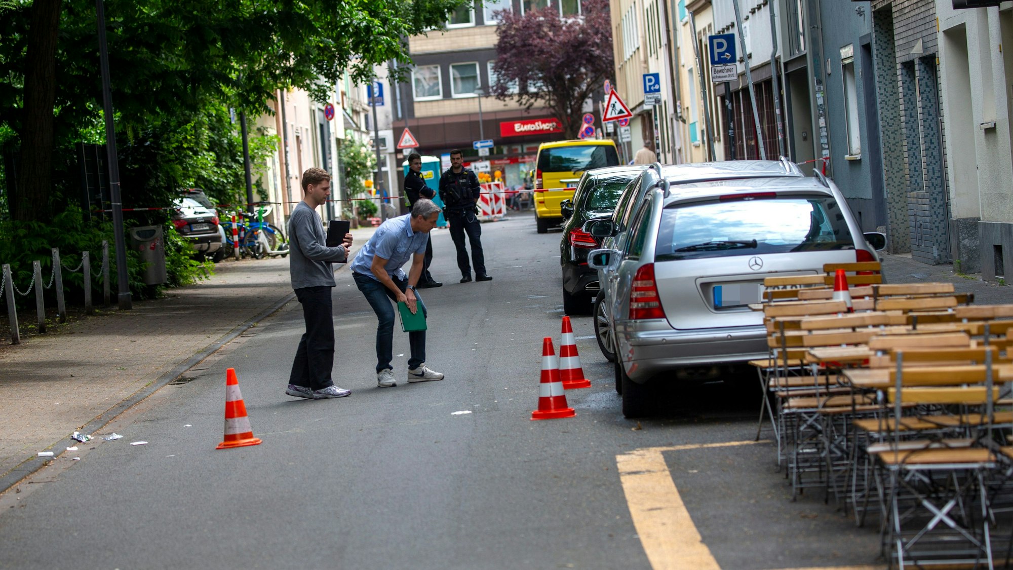 312.05.2024
Köln, NRW
Eine weibliche Person bedroht Polizeibeamten mit Messer und wird durch Schusswaffengebrauch gestoppt und verletzt.