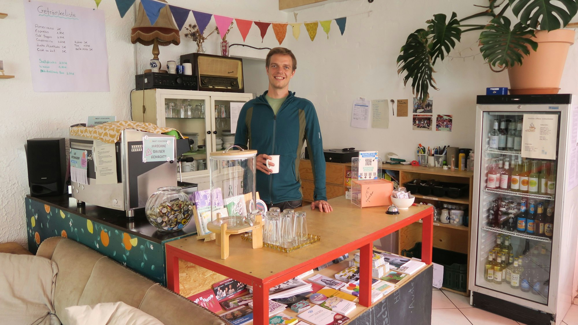Jan Pehoviak, Geschäftsführer des Kölner Vereins Klug, steht in der Begegnungsstätte „Liebig 257“. Foto von Hans-Willi Hermans.