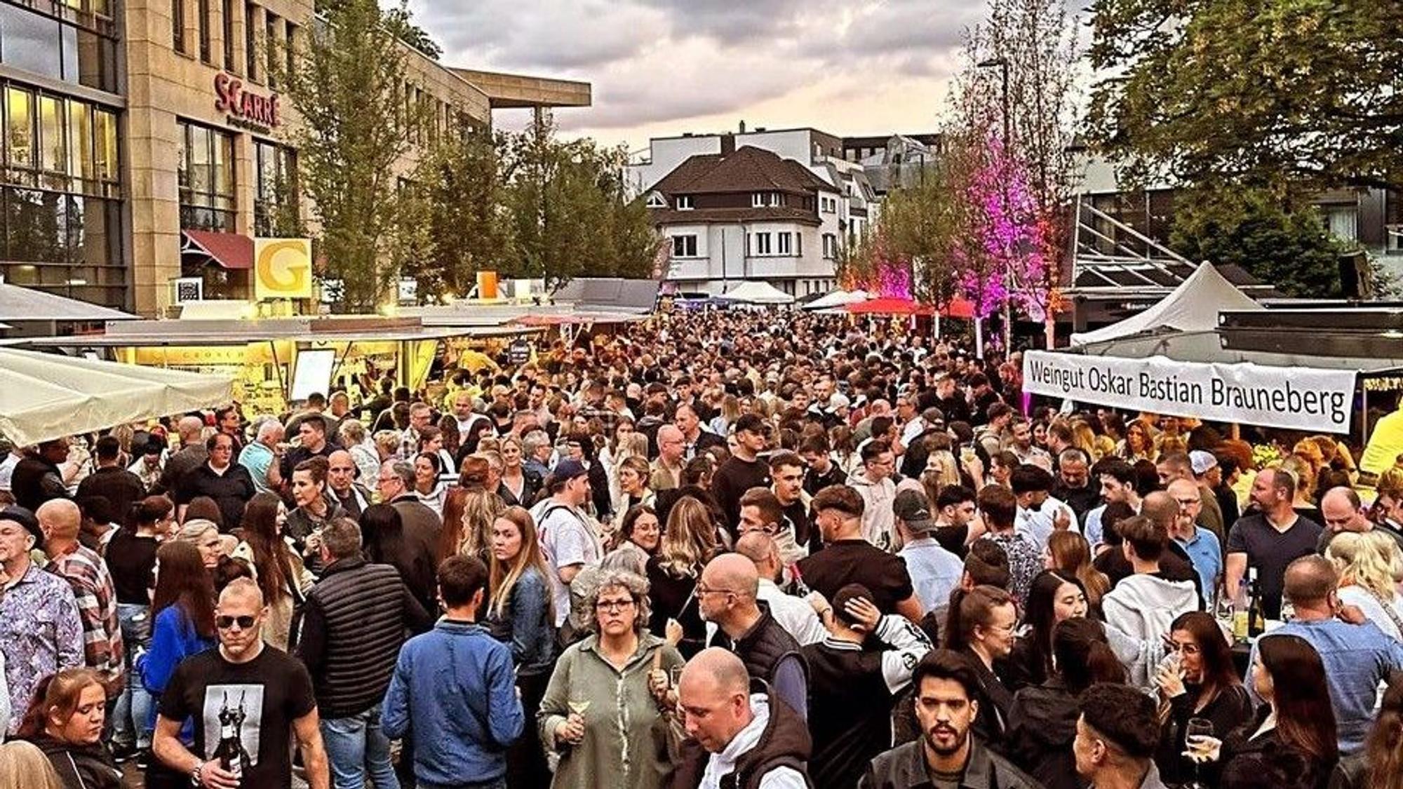 Menschen drängeln sich in der Siegburger Innenstadt beim Weinfest.