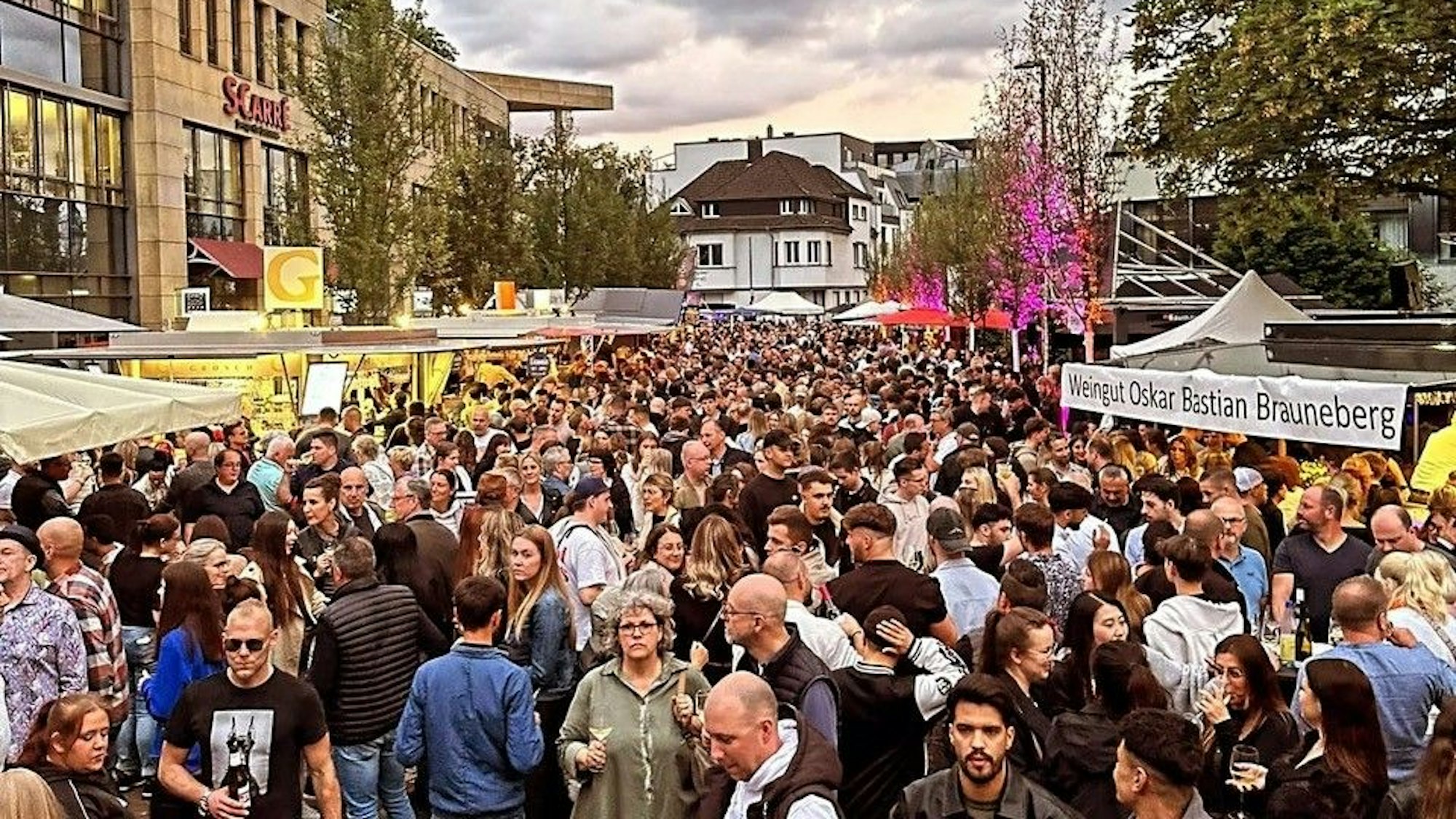 Menschen drängeln sich in der Siegburger Innenstadt beim Weinfest.