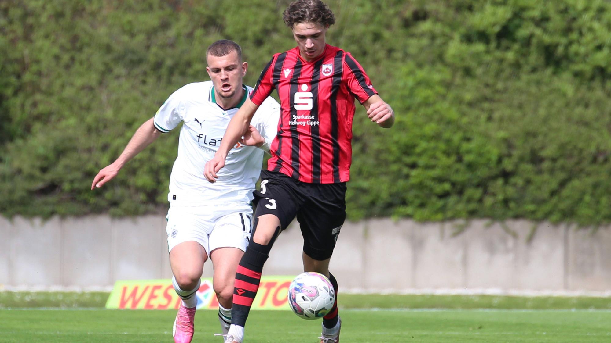 Mönchengladbach, Deutschland 06. April 2024: Regionalliga West - 20223/2024 - Bor. Mönchengladbach U23 vs. SV Lippstadt Im Bild: v. li. im Zweikampf Kushtrim Asallari Borussia Moenchengladbach U23 und Maximilian Fischer SV Lippstadt Grenzlandstadion Nordrhein Westfalen *** Mönchengladbach, Germany 06 April 2024 Regionalliga West 20223 2024 Bor Mönchengladbach U23 vs SV Lippstadt In the picture from left in the duel Kushtrim Asallari Borussia Moenchengladbach U23 and Maximilian Fischer SV Lippstadt Grenzlandstadion Nordrhein Westfalen Copyright: xFotostandx/xVanxderxVeldenx