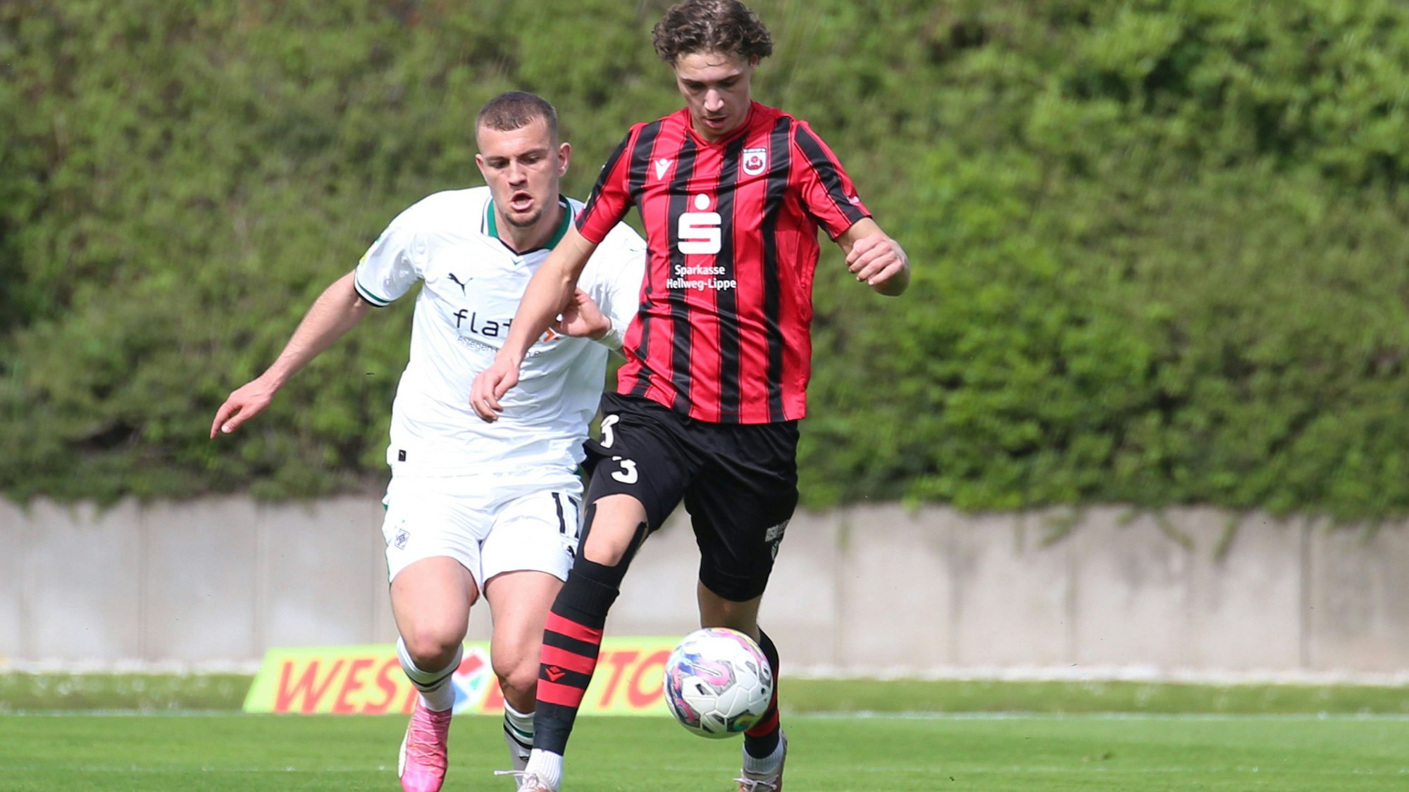 Mönchengladbach, Deutschland 06. April 2024: Regionalliga West - 20223/2024 - Bor. Mönchengladbach U23 vs. SV Lippstadt Im Bild: v. li. im Zweikampf Kushtrim Asallari Borussia Moenchengladbach U23 und Maximilian Fischer SV Lippstadt Grenzlandstadion Nordrhein Westfalen *** Mönchengladbach, Germany 06 April 2024 Regionalliga West 20223 2024 Bor Mönchengladbach U23 vs SV Lippstadt In the picture from left in the duel Kushtrim Asallari Borussia Moenchengladbach U23 and Maximilian Fischer SV Lippstadt Grenzlandstadion Nordrhein Westfalen Copyright: xFotostandx/xVanxderxVeldenx