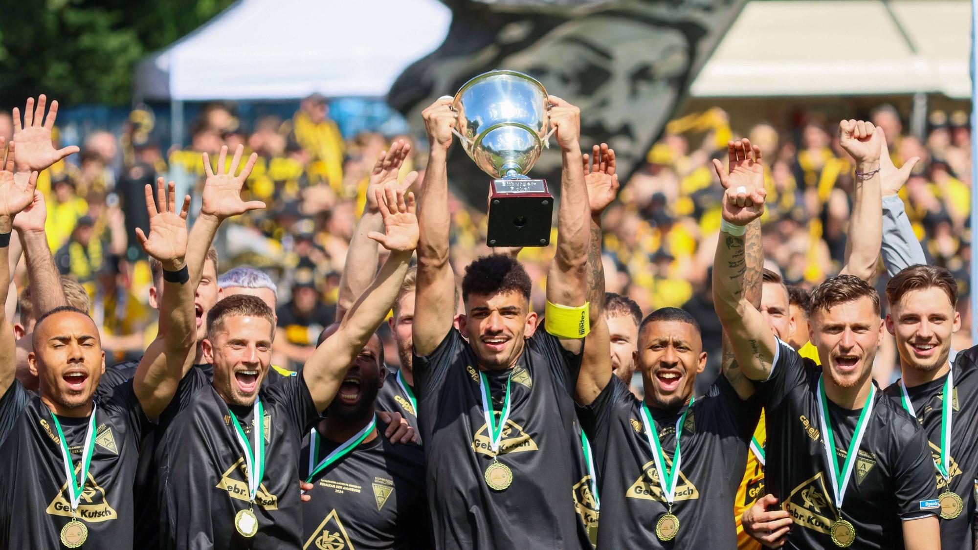 Köln, Deutschland 25. Mai 2024: Landespokal Mittelrhein - Finale - 2023/2024 - Alemannia Aachen vs. Bonner SC Im Bild: Alemannia Aachen feiert den Pokalsieg Sportpark Höhenberg Nordrhein Westfalen *** Cologne, Germany 25 May 2024 State Cup Middle Rhine Final 2023 2024 Alemannia Aachen vs Bonner SC In the picture Alemannia Aachen celebrates the cup victory Sportpark Höhenberg North Rhine-Westphalia Copyright: xFotostandx/xFantinix
