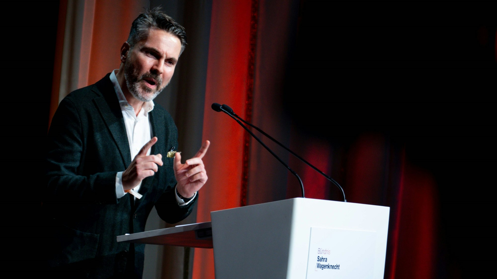 Fabio De Masi beim Parteitag des Bündnis Sahra Wagenknecht im Januar. Der BSW-Spitzenkandidat für die Europawahl ist mit Politik-Experten im sozialen Netzwerk aneinandergeraten.