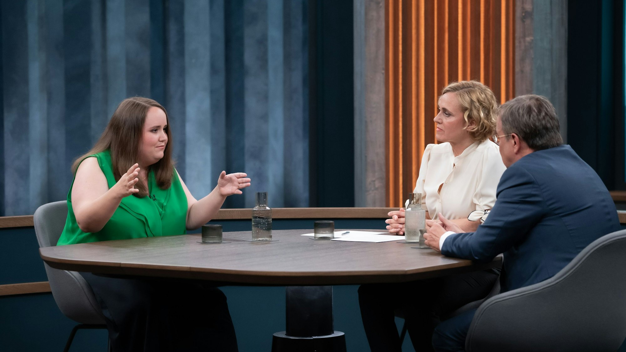 Caren Miosga (M.) mit Ricarda Lang (Bündnis90/Die Grünen, l.) und Armin Laschet (CDU, r.)