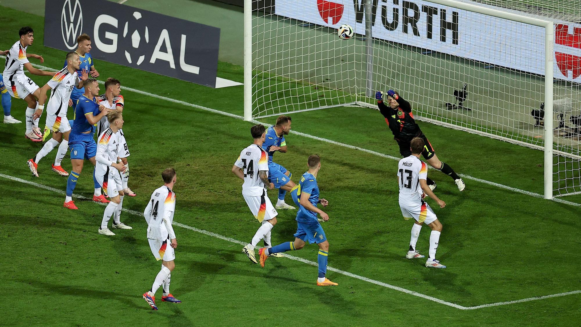 03.06.2024, Bayern, Nürnberg: Fußball: Länderspiele, Deutschland - Ukraine, Max-Morlock-Stadion, Deutschlands Torhüter Manuel Neuer pariert den Ball. Foto: Daniel Löb/dpa +++ dpa-Bildfunk +++