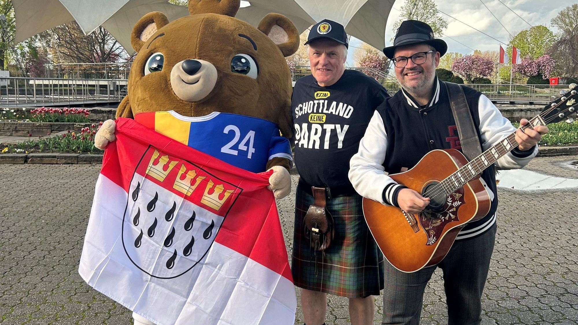 Internationale Kombo: Maskottchen Albärt, der schottische Sänger Ted Christopher und Björn Heuser.