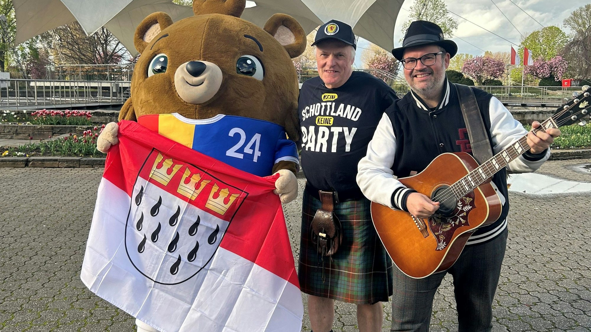 Internationale Kombo: Maskottchen Albärt, der schottische Sänger Ted Christopher und Björn Heuser.
