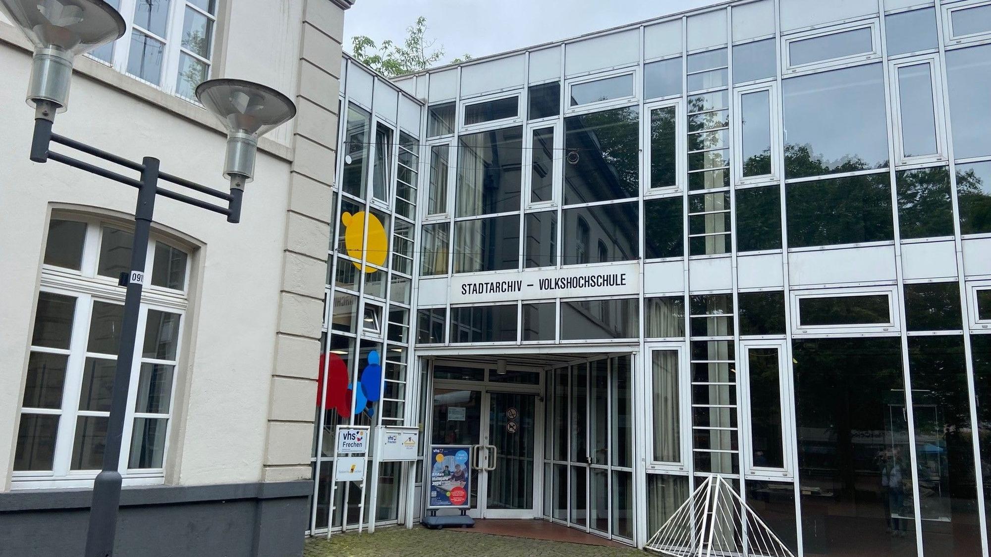 Auf dem Bild ist der Eingang der VHS Frechen zu sehen.
