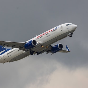 Eine Boeing 737 der türkischen Fluggesellschaft Ajet kurz nach dem Start in einem Unwetter. Das Flugzeug ist vor grauen Gewitterwolken im Steigflug. (Symbolbild)